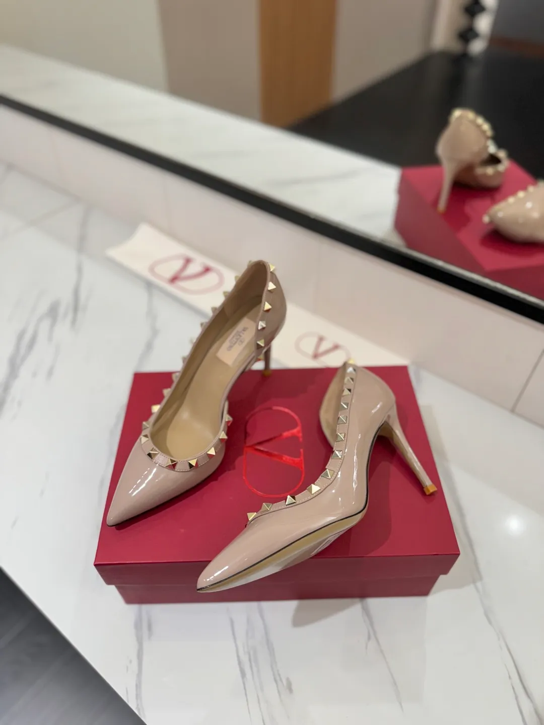 👟👟Ex-factory price 580👟👟 Valentino/Valentino rivet VT classic shoes, top replica! The side curves are perfect, the original molded custom-made rust-free rivets, and the textured hardware bring out a full sense of high-end, giving you a genuine foot feel! The first choice for high-end customers❤️ [Material] Upper: Original imported custom patent leather Lining: Original imported goatskin Outsole: Imported pearlescent leather outsole Heel height: 6.5CM Code number: 35-39 [34, 40, 41, 42 custom-made are not returnable]
